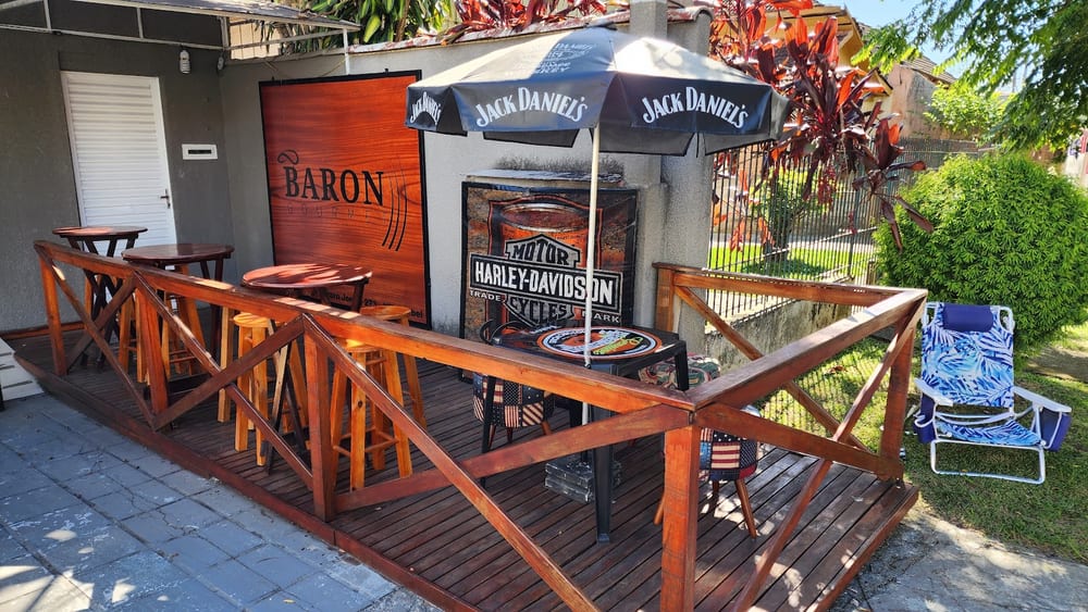 Fachada e deck do Baron Gourmet em Vila Izabel, Curitiba